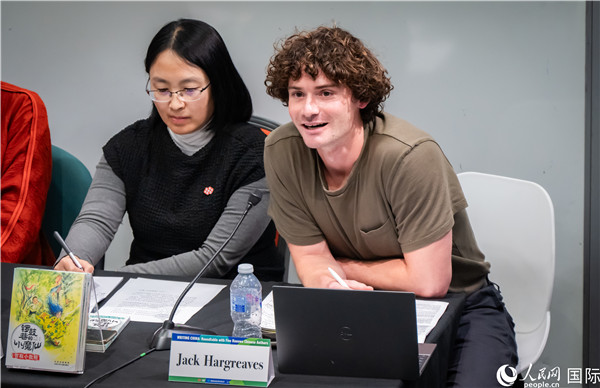 4、英國漢學(xué)家沈如風(fēng)對中國文學(xué)譯作的未來充滿期待。郭錦標(biāo)攝