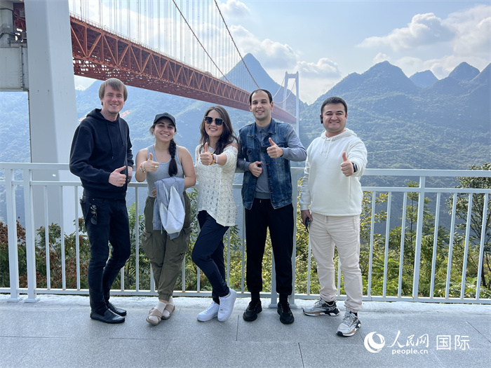 歐亞國(guó)家記者在壩陵河大橋下合影，并給大橋“點(diǎn)贊”。人民網(wǎng) 花放攝