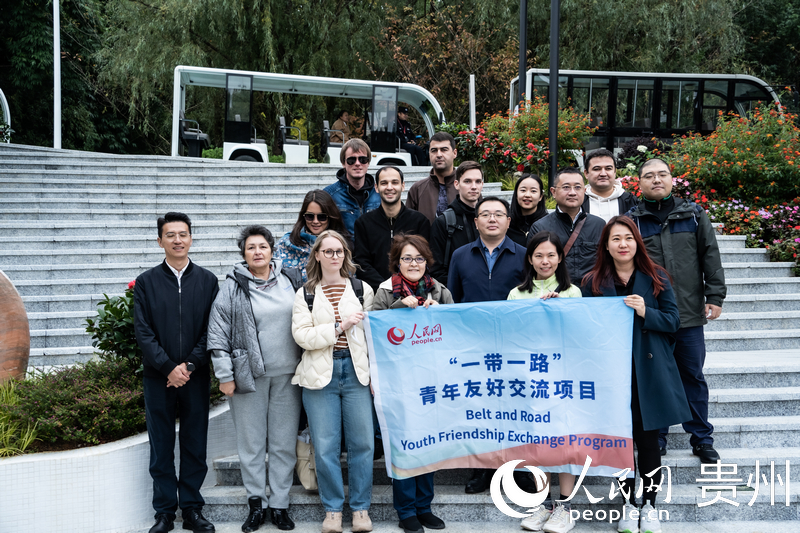 合影留念。人民網(wǎng) 陽茜攝