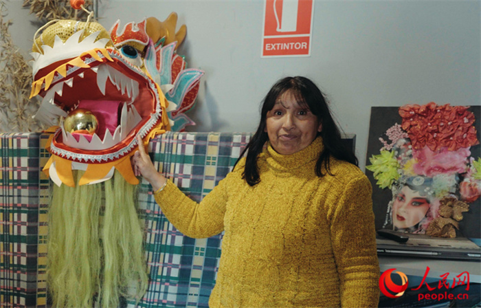 “熊貓閱覽室”一角。盧漢·梅洛為記者展示大使館贈(zèng)送的龍頭。人民網(wǎng)記者 張若涵攝