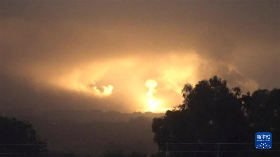 這張從以色列國防軍發(fā)布視頻中截取的圖片顯示，10月27日晚，以軍進(jìn)入加沙地帶開展地面行動。新華社發(fā)