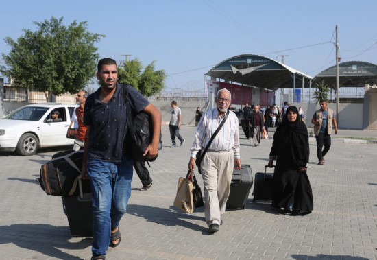   11月1日，人們在拉法口岸加沙一側準備前往埃及。新華社發(fā)（哈立德·奧馬爾攝）