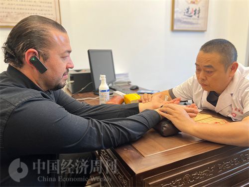   （外媒記者走進(jìn)中醫(yī)堂，問(wèn)診中醫(yī)名師。中國(guó)經(jīng)濟(jì)周刊記者 郭志強(qiáng)攝）