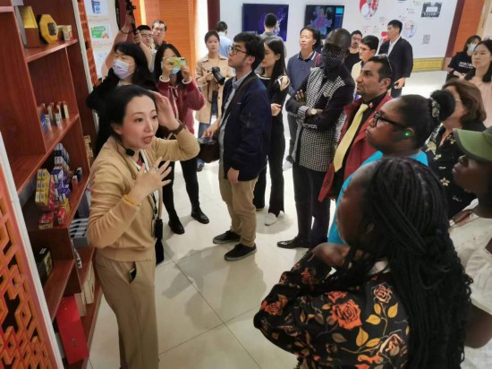2023“一帶一路”媒體合作論壇聯(lián)合采訪團(tuán)參觀仁和863科技園產(chǎn)品展示區(qū)。（本報(bào)記者 黃超攝）