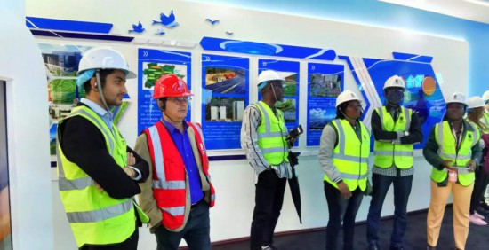   2023“一帶一路”媒體合作論壇聯(lián)合采訪團走進江西公司新余市綜合智慧零碳電廠展廳。（本報記者 周歡攝）