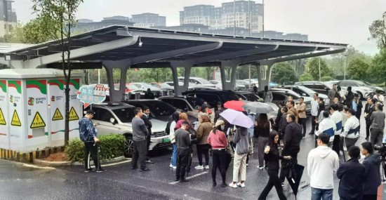   2023“一帶一路”媒體合作論壇聯(lián)合采訪團參觀新余市分宜縣行政服務(wù)中心“光儲充放檢”項目。（受訪者供圖）