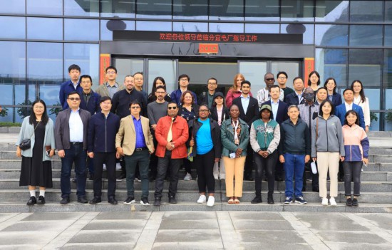   2023“一帶一路”媒體合作論壇聯(lián)合采訪團參觀國家電投江西公司新余市綜合智慧零碳電廠。（受訪者供圖）