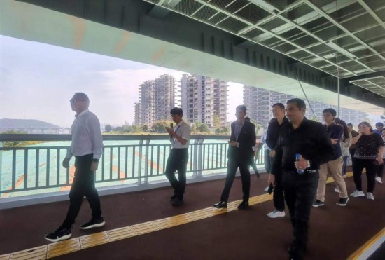 　　10月24日，2023“一帶一路”媒體合作論壇聯(lián)合采訪團團員走在清水塘大橋景觀通道上。本報記者 常雯宜攝