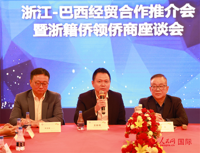 中國駐里約代總領(lǐng)事王尉育（中）在活動中致辭。人民網(wǎng)記者 陳海琪攝