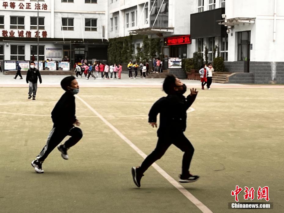 資料圖：學(xué)生們在課間玩耍。