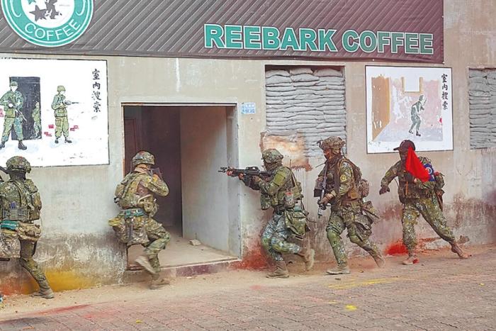圖為2022年臺陸軍步訓(xùn)部學員模擬城鎮(zhèn)戰(zhàn)。圖片來源：臺灣《中國時報》。
