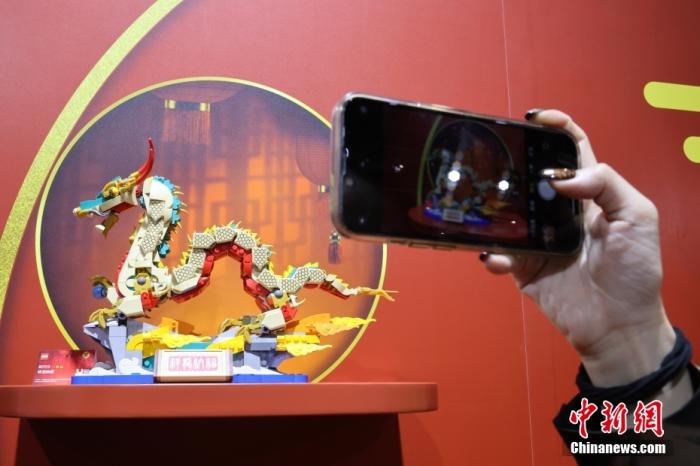 第六屆中國國際進口博覽會舉行，消費品展區(qū)展出以生肖龍為題材的中國元素產(chǎn)品。<a target='_blank' href='/'><p  align=