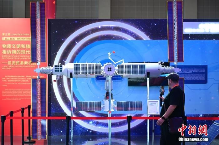 11月5日，觀眾在進博會中國館參觀拍攝中國空間站模型。<a target='_blank' href='/'><p  align=