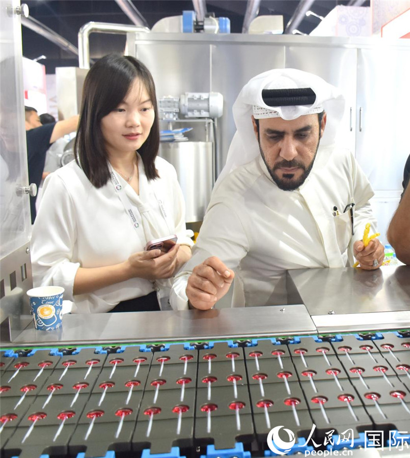 阿方展商在查看中企產品。人民網塔里克·易卜拉欣攝