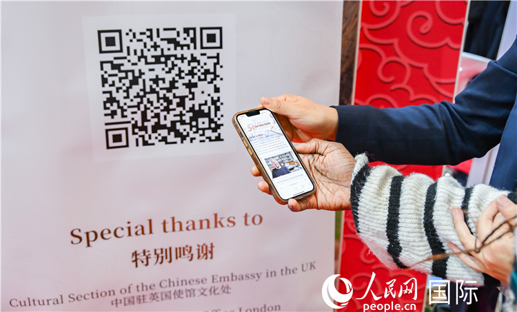 觀眾掃碼《我們的中國故事》系列視頻。人民網(wǎng) 郭錦標攝