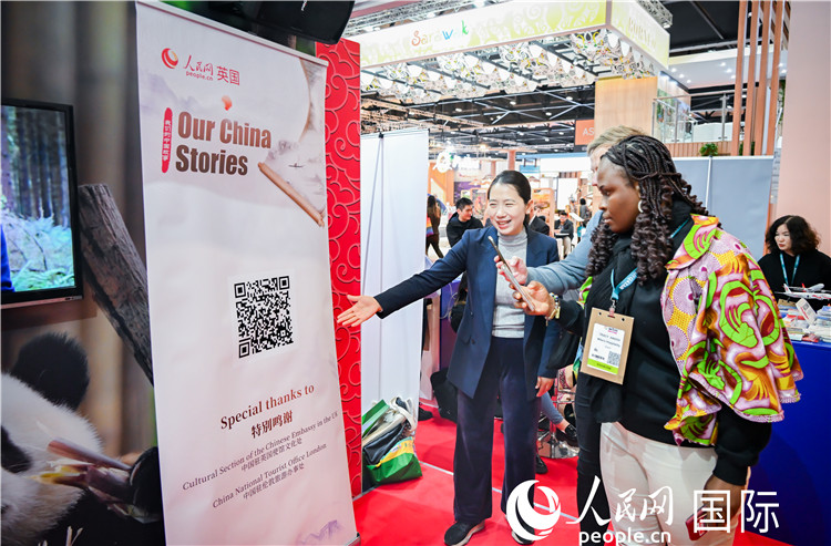 觀眾掃碼《我們的中國故事》系列視頻。人民網(wǎng) 郭錦標攝