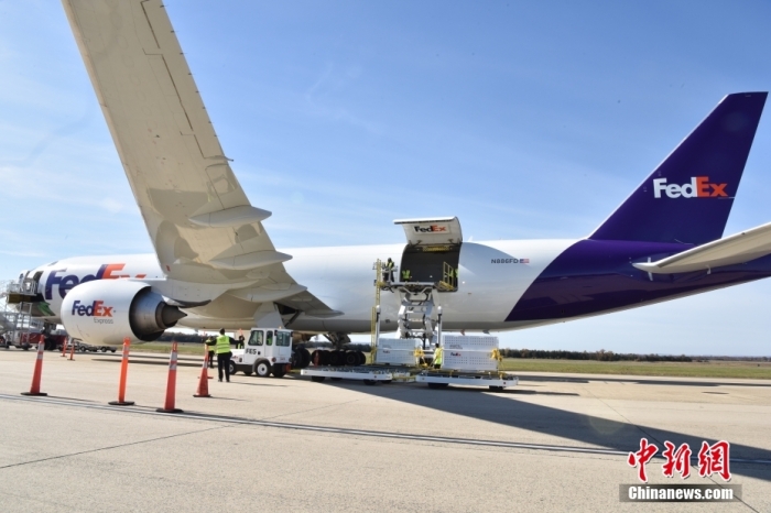 當(dāng)?shù)貢r(shí)間11月8日，美國(guó)華盛頓史密森學(xué)會(huì)國(guó)家動(dòng)物園的大熊貓“美香”“添添”和它們的幼崽“小奇跡”乘坐的專機(jī)從華盛頓杜勒斯國(guó)際機(jī)場(chǎng)起飛前往中國(guó)成都。圖為裝有大熊貓的特制“旅行箱”正在運(yùn)上專機(jī)。<a target='_blank' href='/'><p  align=