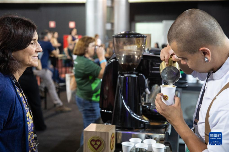 11月9日，咖啡師在巴西貝洛奧里藏特舉行的咖啡周上為參觀者制作咖啡。新華社記者 王天聰 攝