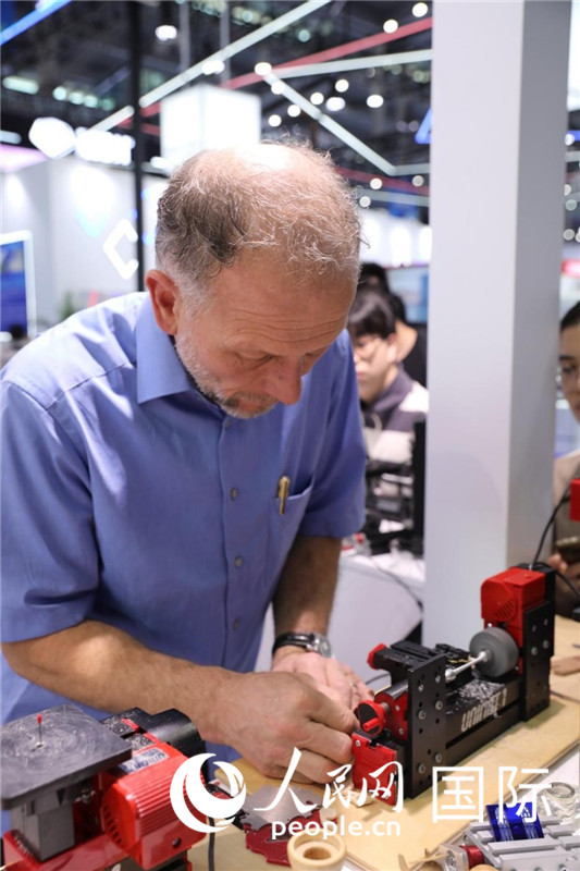 第25屆中國國際高新技術(shù)成果交易會15日在深圳開幕，圖為展商現(xiàn)場演示精密加工工具。人民網(wǎng)記者 魯揚(yáng)攝