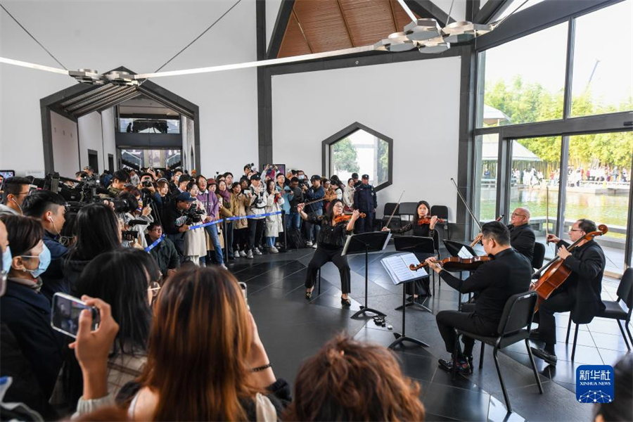 11月16日，費(fèi)城交響樂團(tuán)的演奏家們在蘇州博物館大廳內(nèi)演奏。新華社記者 李博 攝