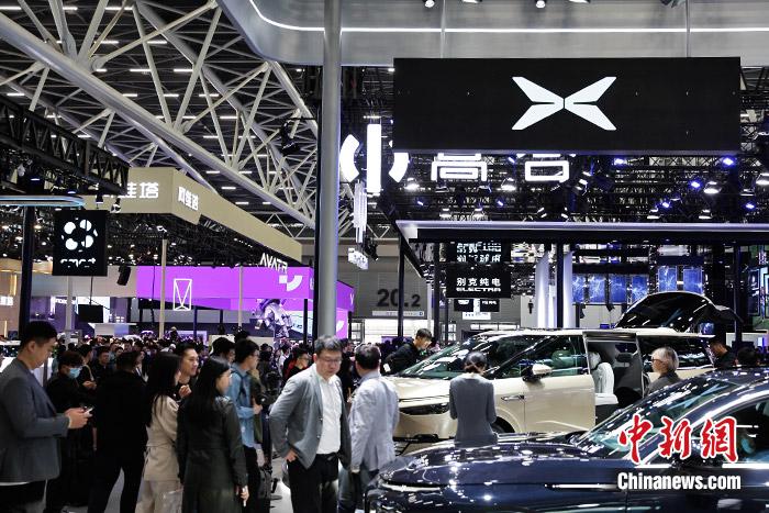 11月17日，廣州車展展館人流如織。中新財(cái)經(jīng)記者 葛成 攝