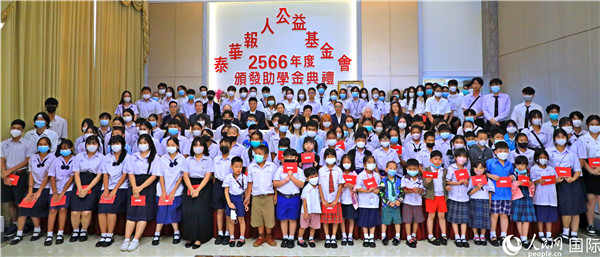 圖為出席嘉賓和現(xiàn)場(chǎng)獲獎(jiǎng)學(xué)生合影留念。人民網(wǎng)記者 白元琪攝