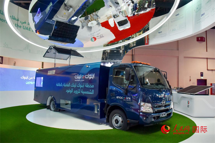 阿聯(lián)酋國家石油公司發(fā)布的電動運油卡車。該卡車用光伏板和電池驅(qū)動，但主要目的是輸送汽油。   人民網(wǎng) 塔里克·易卜拉欣攝