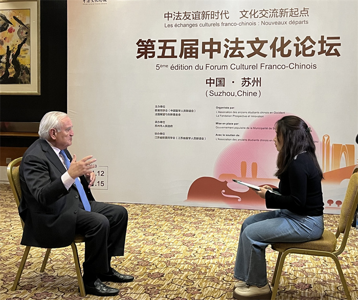 法國前總理、法國展望與創(chuàng)新基金會主席讓-皮埃爾·拉法蘭接受人民網(wǎng)的采訪。（國際在線供圖）