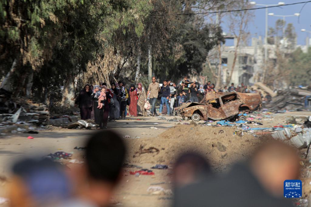 11月18日，在加沙地帶南部地區(qū)，巴勒斯坦人向南遷移。