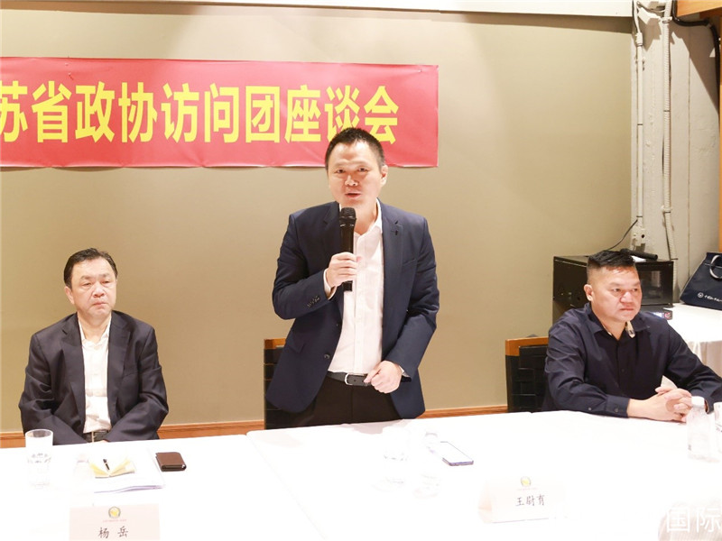 中國駐里約總領(lǐng)館副總領(lǐng)事王尉育（中）在座談會上致辭。人民網(wǎng)記者 陳海琪攝