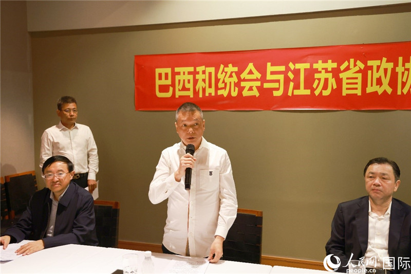 巴西和統(tǒng)會會長王俊曉（中）在座談會上致辭。人民網(wǎng)記者 陳海琪攝