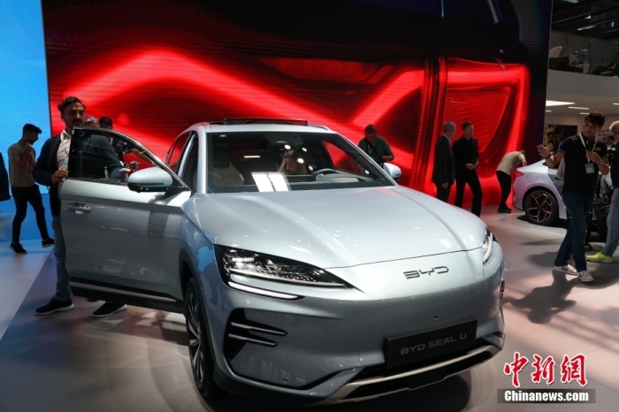 2023年德國(guó)國(guó)際汽車(chē)及智慧出行博覽會(huì)(IAA mobility)(亦簡(jiǎn)稱(chēng)慕尼黑國(guó)際車(chē)展)將于9月5日正式開(kāi)幕。在9月4日舉行的媒體日，記者看到諸品牌紛紛攜“拳頭”產(chǎn)品亮相。圖為當(dāng)日比亞迪SEAL U在歐洲首秀。<a target='_blank' href='/'><p  align=