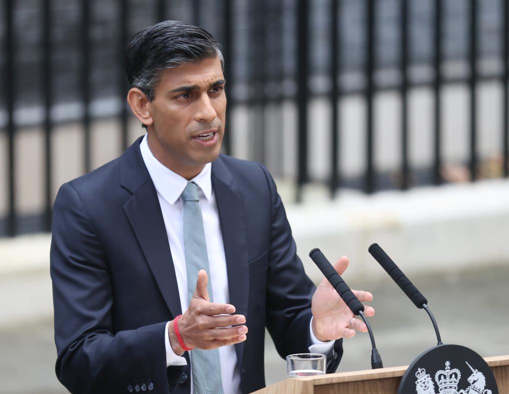 2022年10月25日，里?！ぬK納克在英國倫敦唐寧街10號首相府前發(fā)表講話。新華社記者李穎攝