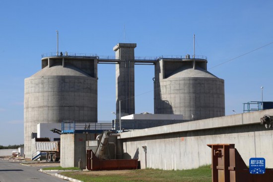 這是11月28日在突尼斯蘇塞市拍攝的中企承接建造的哈姆敦污水處理站一角。位于北非的突尼斯連續(xù)數(shù)年遭遇干旱，居民生活和農(nóng)業(yè)生產(chǎn)受到嚴(yán)重影響。突尼斯媒體近日報道了中企承接的突尼斯南部蘇塞市污水處理廠項目，稱贊它不僅為當(dāng)?shù)剞r(nóng)民提供了穩(wěn)定的灌溉水源，還減少了環(huán)境污染。新華社記者 黃靈 攝