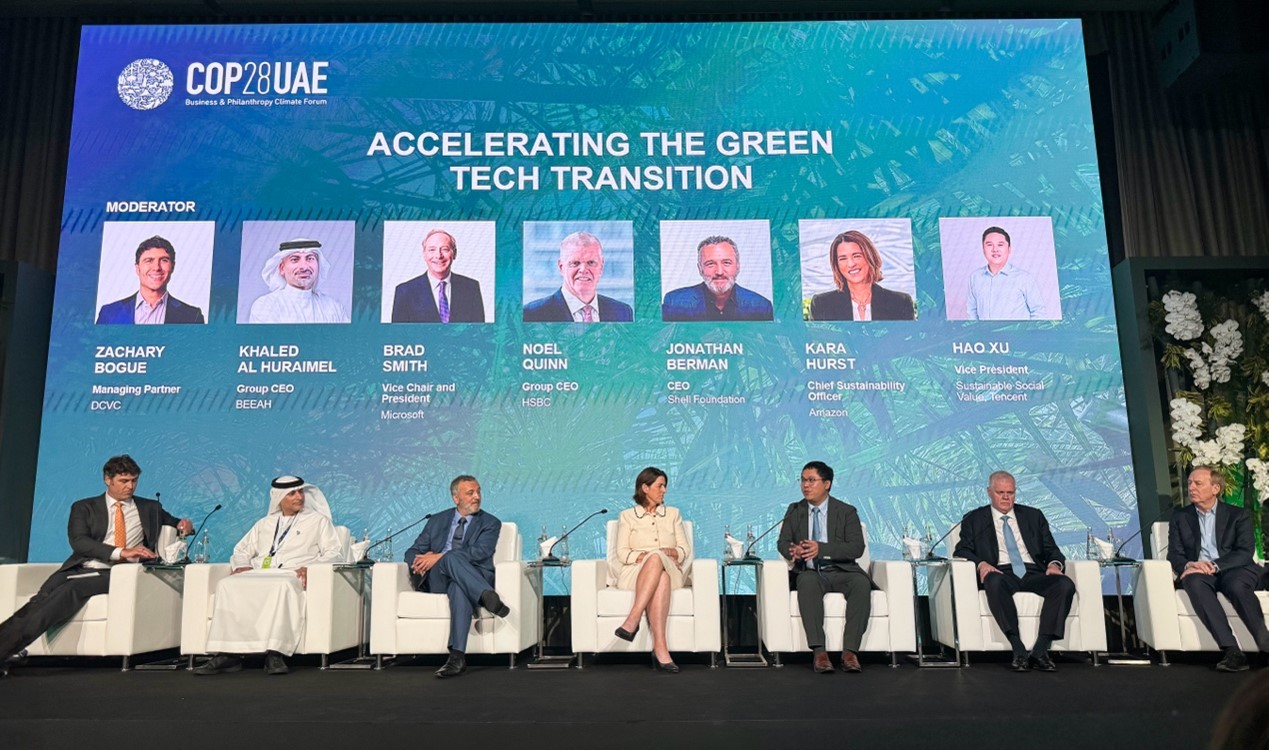騰訊可持續(xù)社會價值副總裁、騰訊碳中和實驗室負責人許浩（右三）在COP28上和微軟公司主席(右一)、匯豐銀行全球首席執(zhí)行官(右二)以及亞馬遜首席可持續(xù)發(fā)展官(左四)等對話。圖片由騰訊公司提供