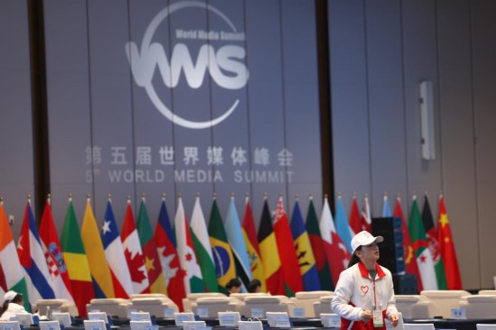   2023年12月2日，一名志愿者在廣州南沙灣濱海會議中心布置會場。（新華社記者李明攝）