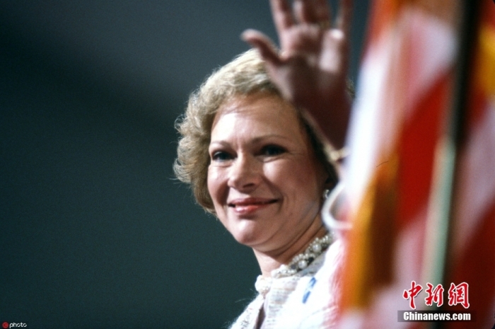 當(dāng)?shù)貢r(shí)間11月19日，卡特中心宣布，美國前第一夫人羅莎琳·卡特于當(dāng)天去世，享年96歲。根據(jù)卡特中心發(fā)布的聲明，在家人的陪伴下，羅莎琳·卡特在佐治亞州普萊恩斯的家中平靜地去世?？ㄌ刂行?7日宣布，羅莎琳·卡特開始接受臨終關(guān)懷。圖為羅莎琳·卡特資料圖。圖/ICphoto