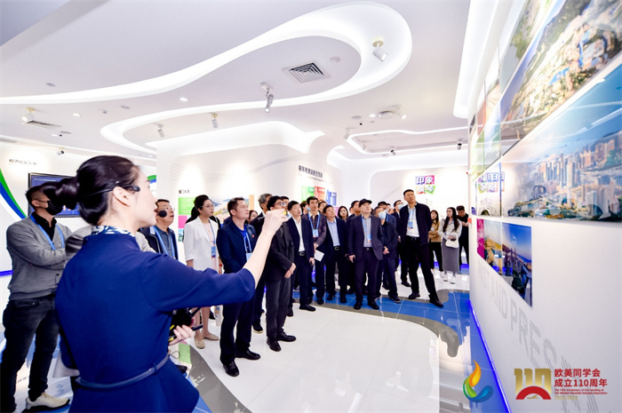 參會(huì)嘉賓和留學(xué)歸國(guó)人員參觀橫琴粵澳深度合作區(qū)展示廳。主辦方供圖