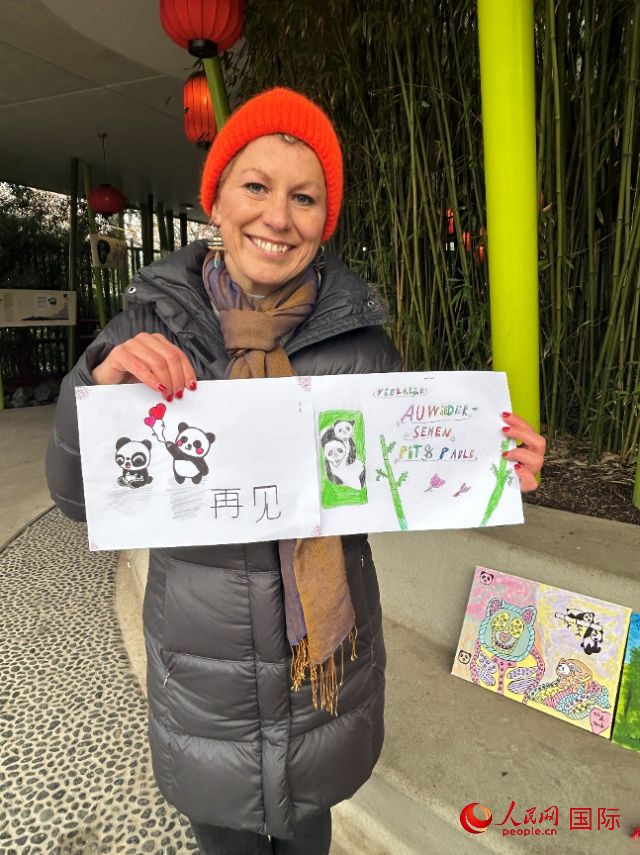 桑德拉和德國(guó)小朋友們的作品。右圖寫著“祝福好運(yùn)，再見(jiàn) Pit和Paule（“夢(mèng)想”“夢(mèng)圓”的德語(yǔ)名字）”。人民網(wǎng)記者 徐馨攝