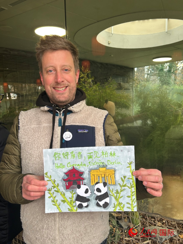 特別從法國(guó)趕來(lái)送別“夢(mèng)想”“夢(mèng)圓”的專業(yè)級(jí)熊貓粉絲 Pouille先生和此次征集的兒童作品。人民網(wǎng)記者 徐馨攝