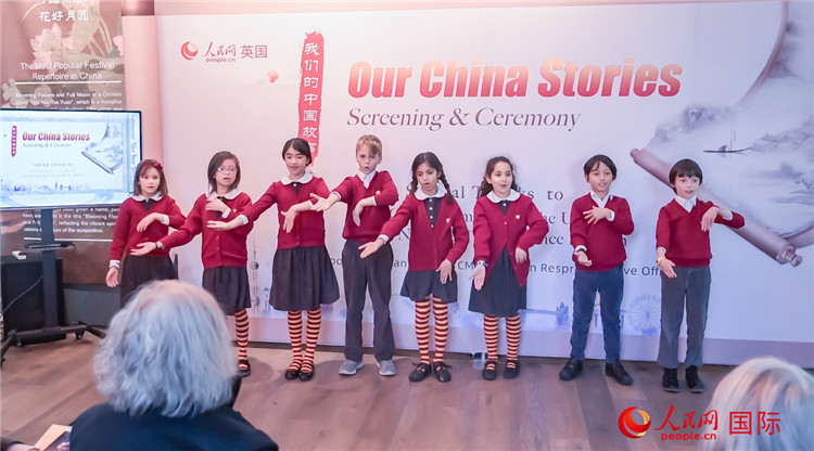 肯辛頓韋德預(yù)備學(xué)校小學(xué)生表演。人民網(wǎng) 郭錦標攝