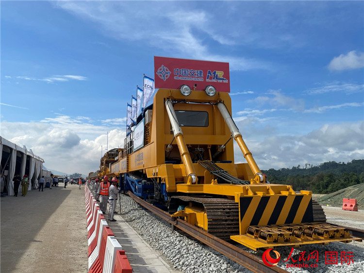 馬東鐵項(xiàng)目軌道工程啟動(dòng)儀式現(xiàn)場。人民網(wǎng)記者 劉慧攝