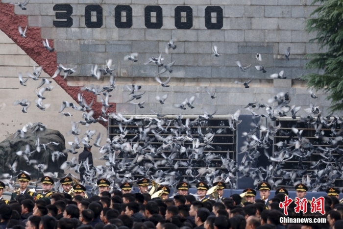 12月13日是第十個(gè)南京大屠殺死難者國(guó)家公祭日。當(dāng)天上午，南京大屠殺死難者國(guó)家公祭儀式在侵華日軍南京大屠殺遇難同胞紀(jì)念館舉行。圖為國(guó)家公祭儀式現(xiàn)場(chǎng)。<a target='_blank' href='/'><p  align=