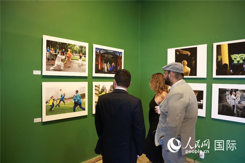 巴西民眾在攝影展作品前駐足欣賞。 人民網(wǎng)記者 陳海琪攝