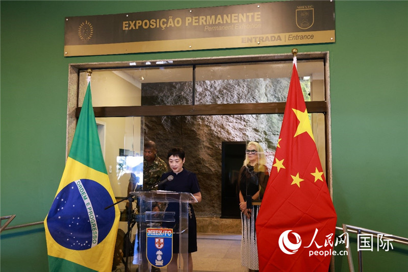 中國駐里約總領(lǐng)事田敏在攝影展開幕式上致辭。 人民網(wǎng)記者 陳海琪攝