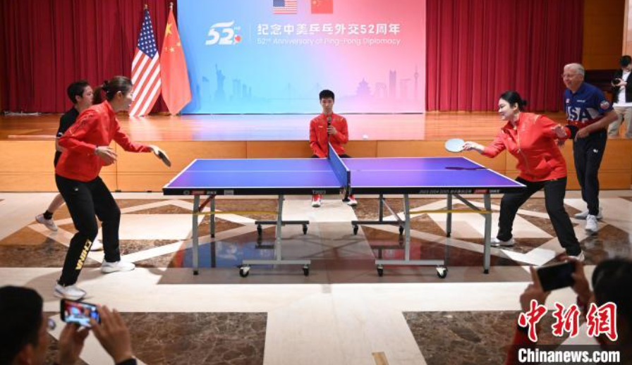 當(dāng)?shù)貢r(shí)間12月13日，中國駐美使館在華盛頓舉辦慶?；顒?dòng)紀(jì)念中美乒乓外交52周年。圖為丁寧、劉偉、戴爾等中美運(yùn)動(dòng)員上演混雙表演賽。中新社記者 陳孟統(tǒng) 攝