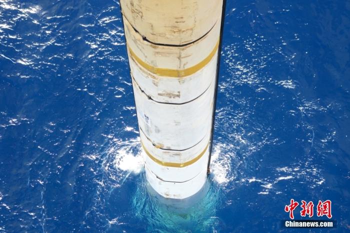 鉆井平臺(tái)上伸入海中的設(shè)備。<a target='_blank' href='/' _fcksavedurl='/' ><p  align=