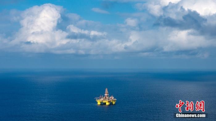 遠(yuǎn)眺中國海油982鉆井平臺(tái)。<a target='_blank' href='/' _fcksavedurl='/' ><p  align=