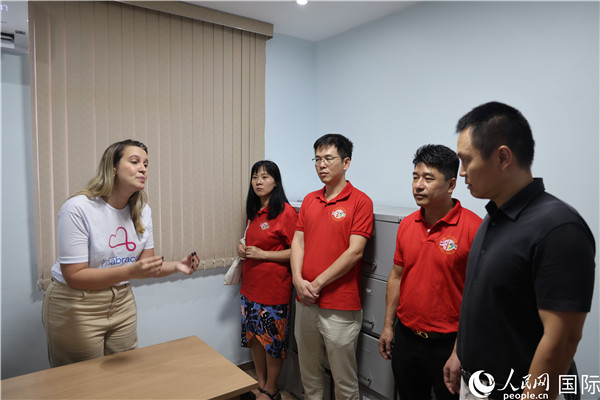 王尉育等人參觀并了解協(xié)會活動場所及設(shè)施。人民網(wǎng)記者 時元皓攝