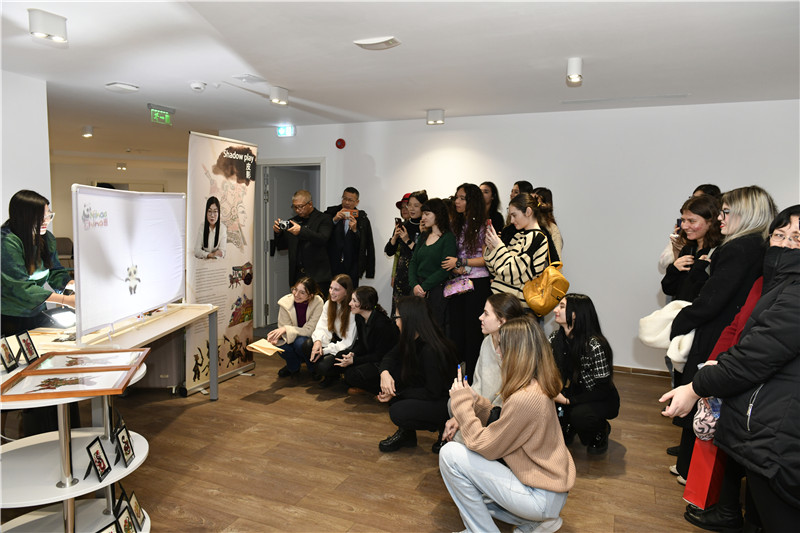 圖為觀眾欣賞帶有“你好中國”標(biāo)識的皮影展示。 布加勒斯特中國文化中心供圖。